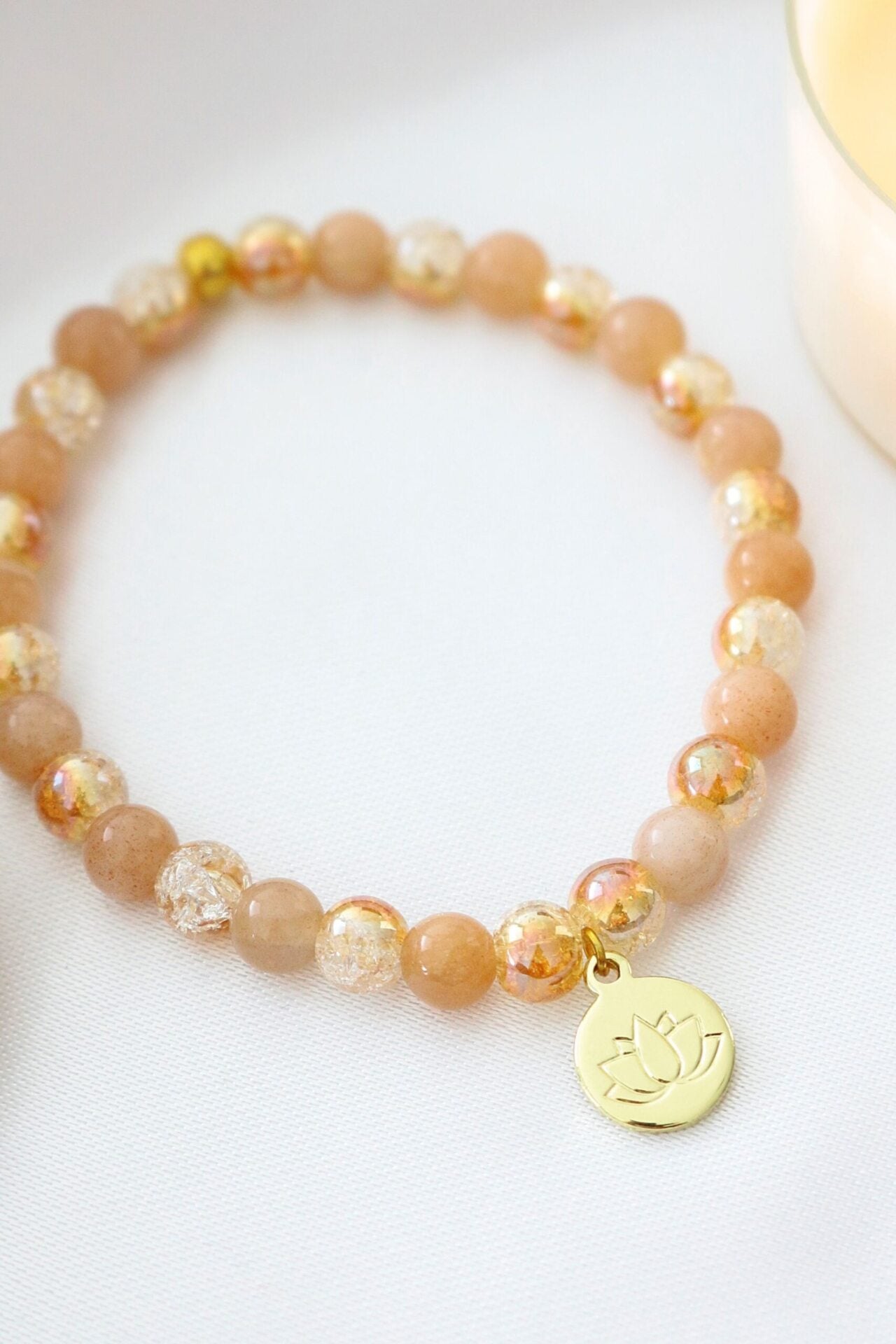 Pulseira Elástica Sunstone | Pingente de Flor de Lótus 24K